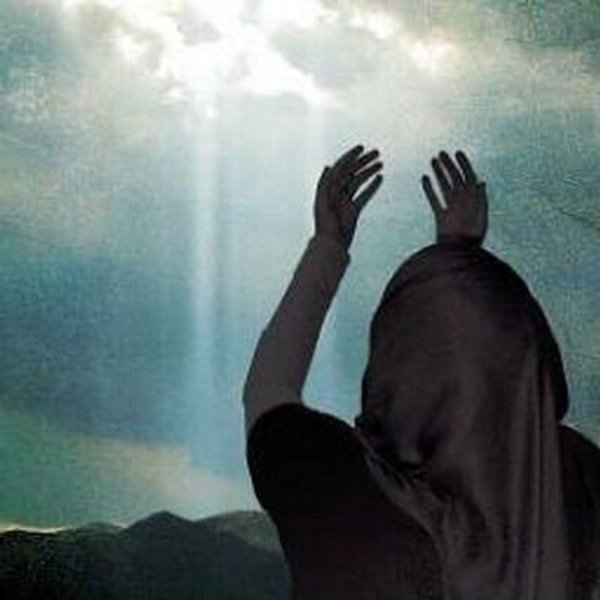 Девушка плачет и молится