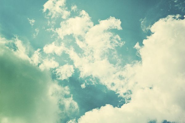 Бирюзовое небо с облаками