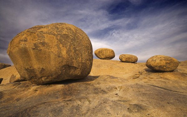 Огромный камень