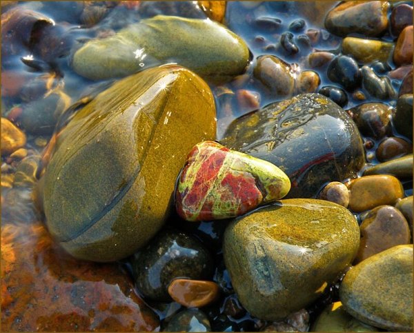 Красивые камни на речке