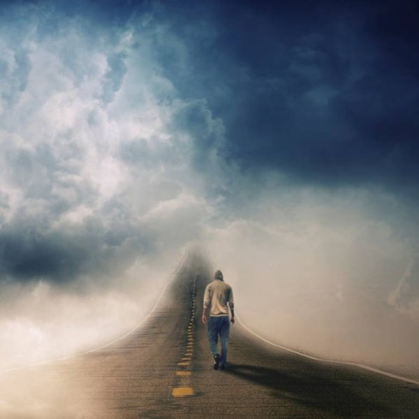 Девушка идет по облакам