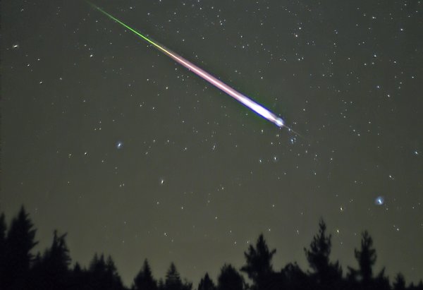 След от метеорита в небе