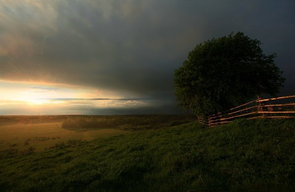 Лето в деревне перед грозой