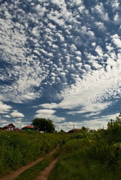 Красивые облака в деревне