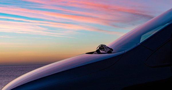 Машина на фоне вулкана