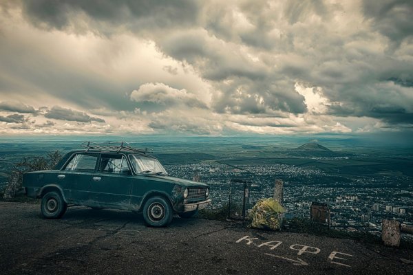 Пейзаж с машиной