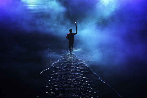 Человек идет по воде