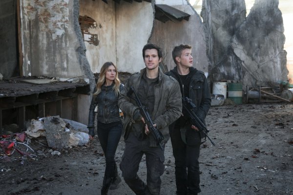 Фильм Рухнувшие небеса 2011