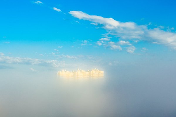 Голубое небо в городе