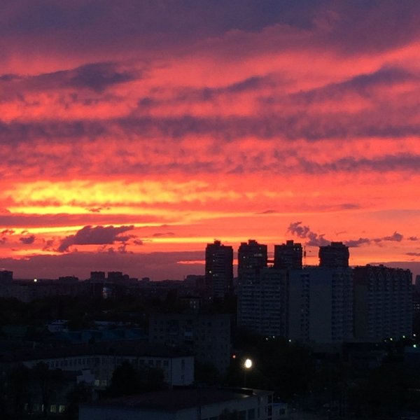 Красный закат в городе