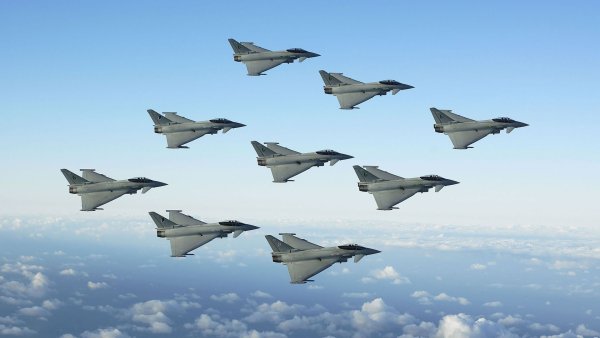 Истребитель в небе