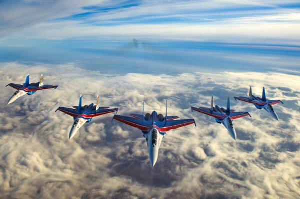 Летающий самолёт военный