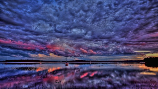 Отражение облаков в воде