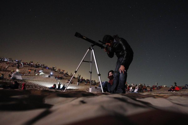 Человек наблюдает за звездами в древности