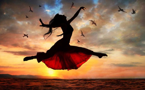 Девушка кружится в танце