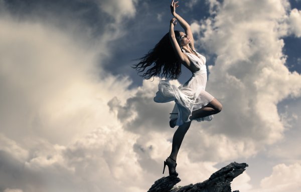 Девушка летит