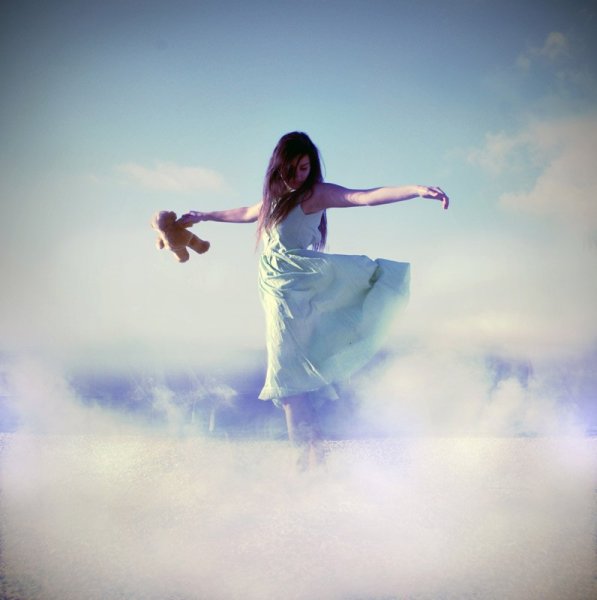 Девушка летает от счастья