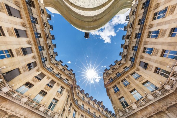 Здание на фоне неба