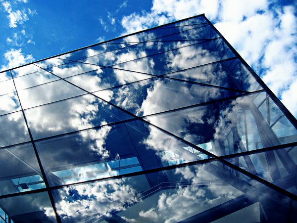 Отражающее стекло