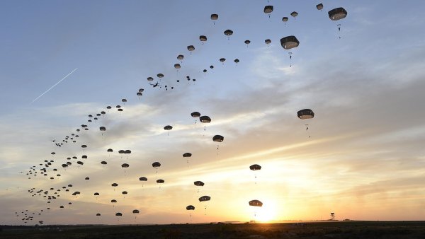 Самолет в небе ночью