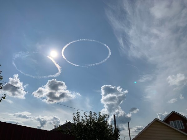 Самолет в небе