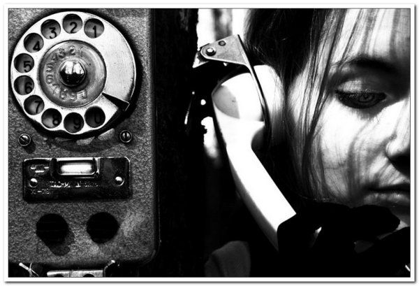 Женщина с телефонной трубкой