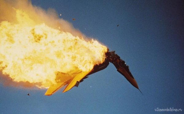 Горящий истребитель