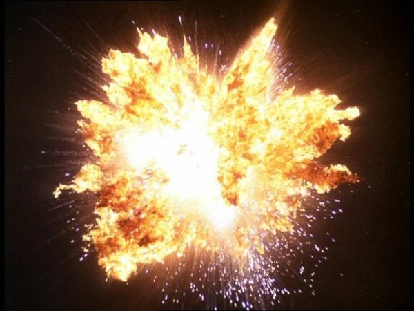 Взрыв ракеты в воздухе