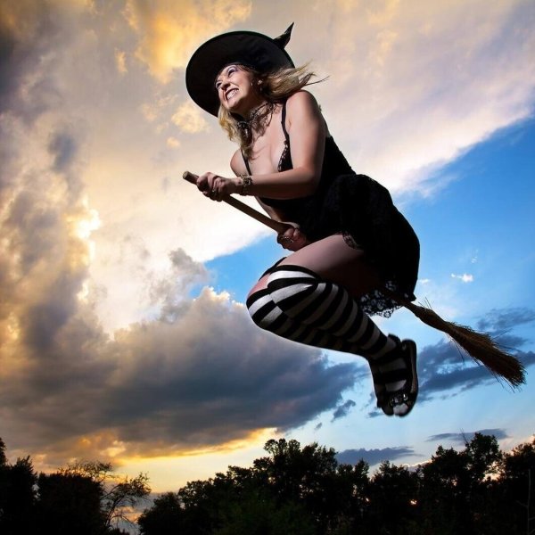 Красивая ведьма на метле