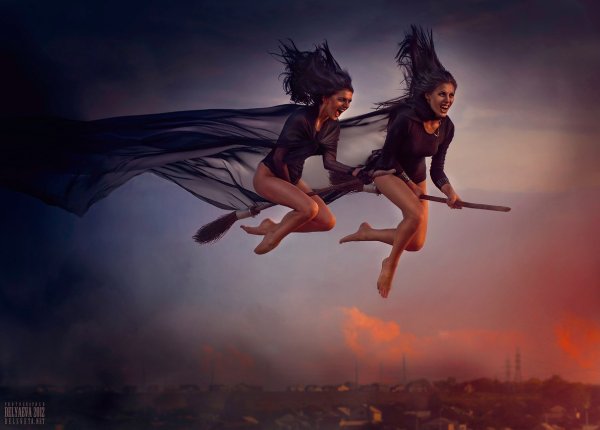 Женщина на метле