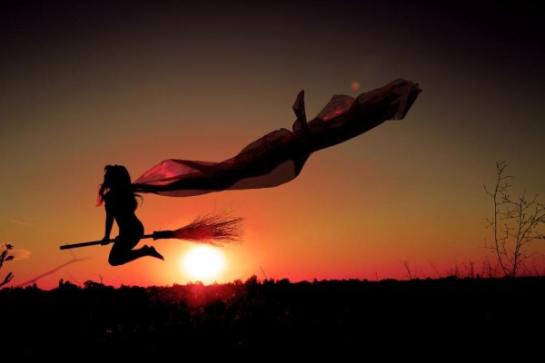 Красивая ведьма на метле