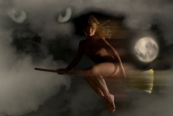 Ведьма на метле ночью