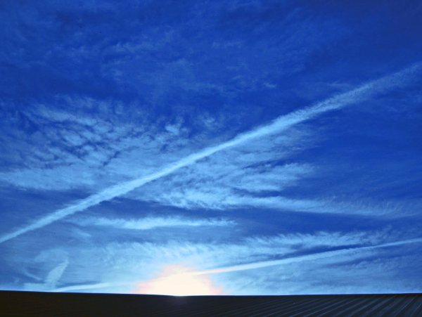 Инверсионный след от самолета