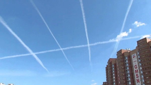 Ясное небо с облаками