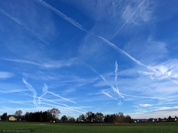 Самолет с полосой в небе