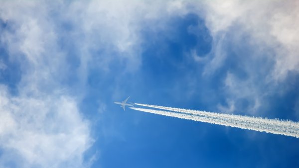 Самолет полоса голубое небо