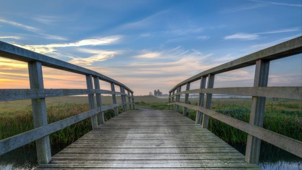 Мост через реку вдаль