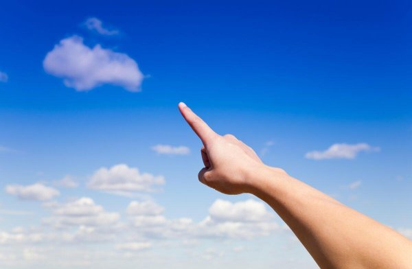 Показывает пальцем в небо