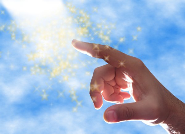 Показывает пальцем в небо