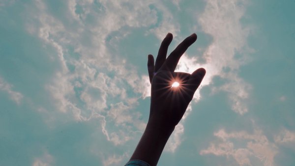 Показывает пальцем в небо