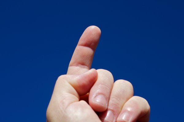 Рука тянется к небу