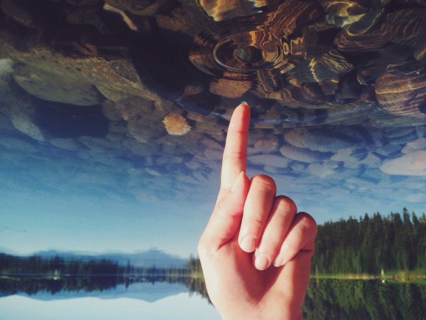 Человек указывает пальцем в небо