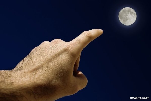 Скульптура с протянутой рукой