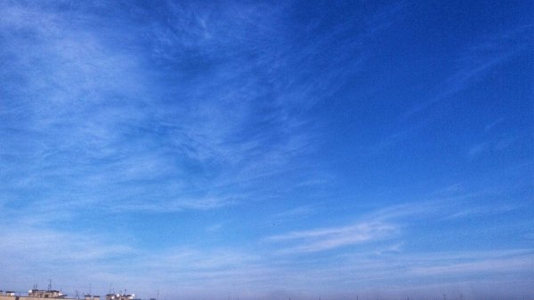 Нежно голубое небо