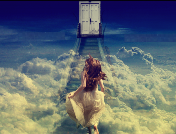 Девушка идет по небу