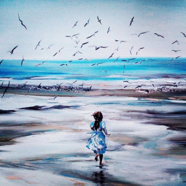 Девушка бежит в платье