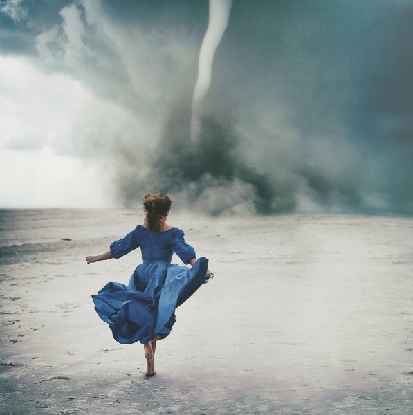 Девушка бежит по облакам