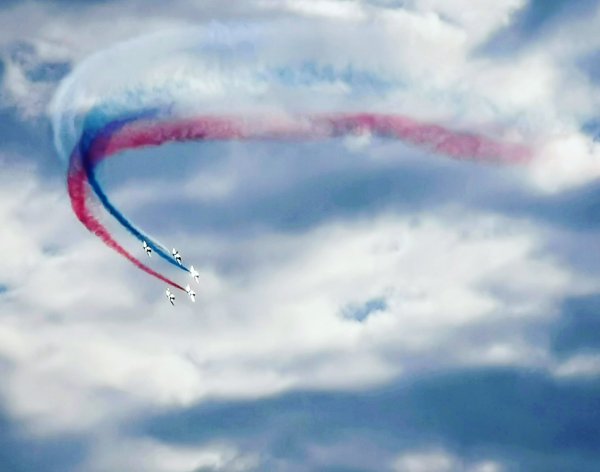 Российский флаг в небе