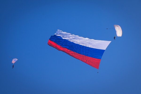 Парашютист с флагом России