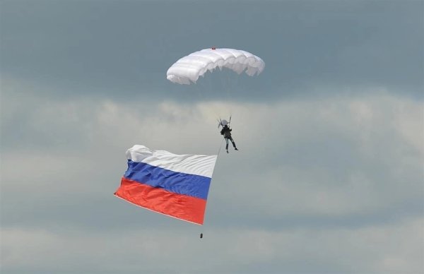 Российский Триколор в небе